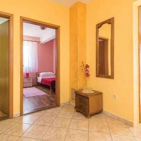 Holiday home Pet Friendly In Kastel Luksic With Wifi Kastela