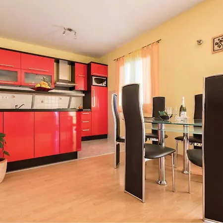 Pet Friendly In Kastel Luksic With Wifi Holiday home