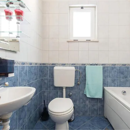 Pet Friendly In Kastel Luksic With Wifi Holiday home *