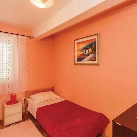 Holiday home Pet Friendly In Kastel Luksic With Wifi Kastela