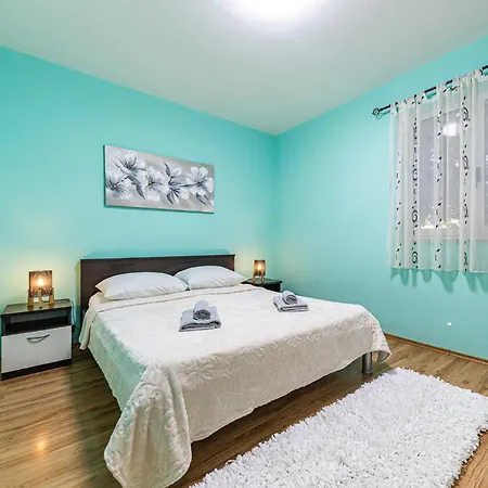 Pet Friendly In Kastel Luksic With Wifi Holiday home