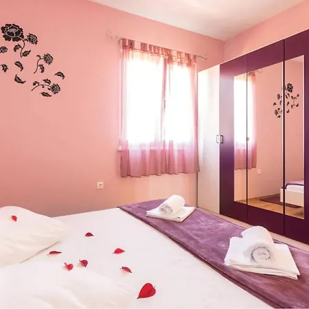 Holiday home Pet Friendly In Kastel Luksic With Wifi *