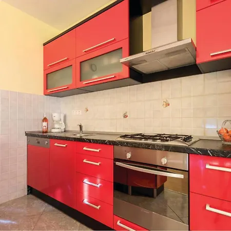 Holiday home Pet Friendly In Kastel Luksic With Wifi Kastela