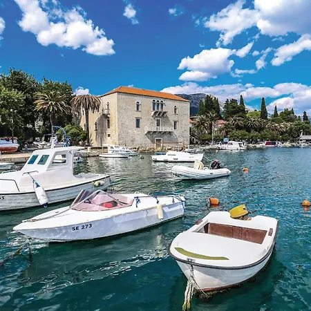Holiday home Pet Friendly In Kastel Luksic With Wifi Kastela