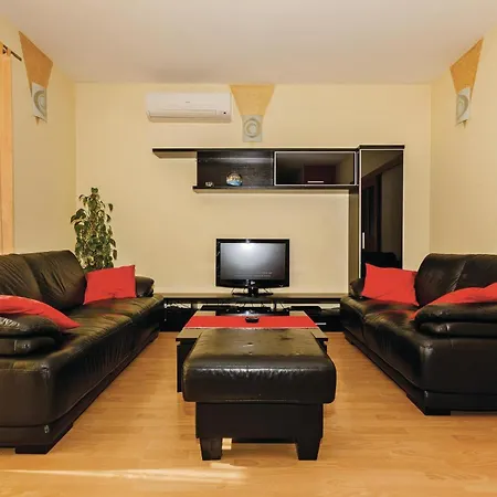 Holiday home Pet Friendly In Kastel Luksic With Wifi