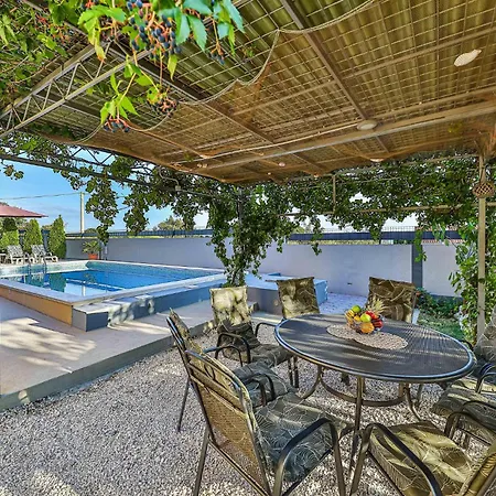 Pet Friendly In Kastel Luksic With Wifi Holiday home