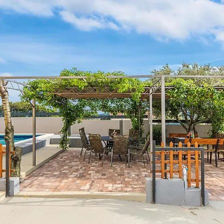 Pet Friendly In Kastel Luksic With Wifi *