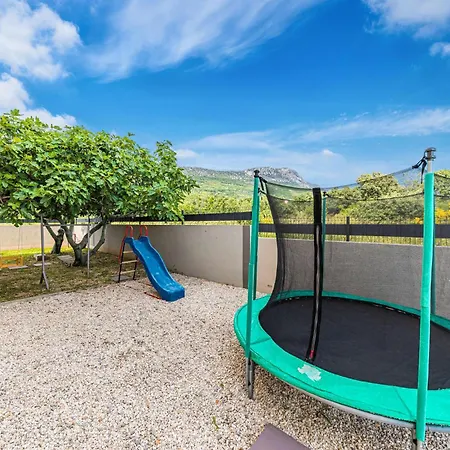 Holiday home Pet Friendly In Kastel Luksic With Wifi *