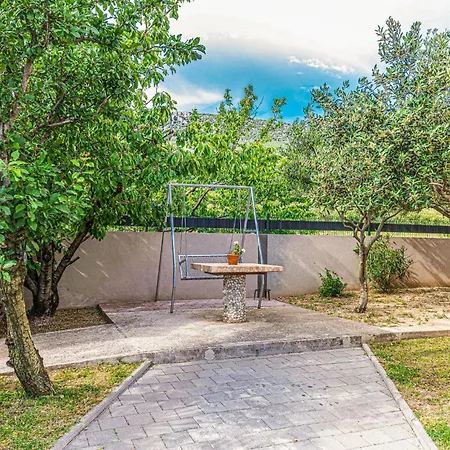 Holiday home Pet Friendly In Kastel Luksic With Wifi