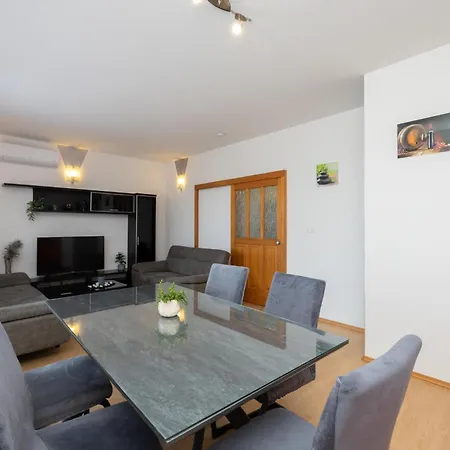 Casa de Férias Pet Friendly In Kastel Luksic With Wifi Kaštela