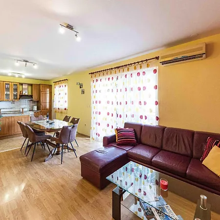Six-bedroom Kastel Luksic With A Fireplace 02 Сasa de vacaciones *