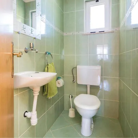 Сasa de vacaciones Six-bedroom Kastel Luksic With A Fireplace 02