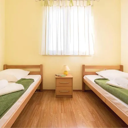Сasa de vacaciones Six-bedroom Kastel Luksic With A Fireplace 02