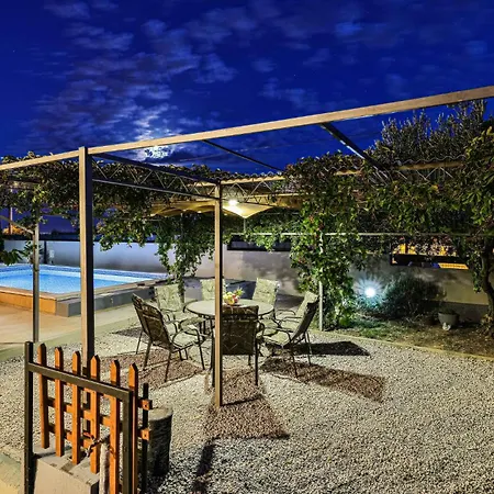 Six-bedroom Kastel Luksic With A Fireplace 02 *