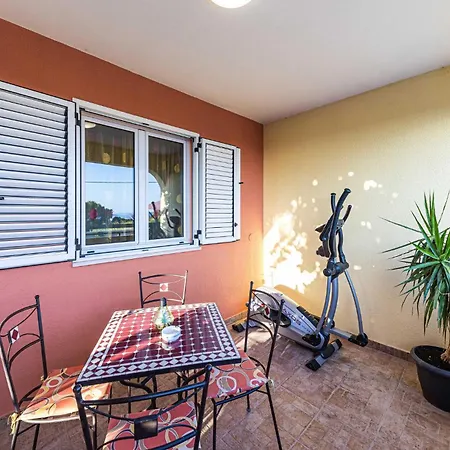 Сasa de vacaciones Six-bedroom Kastel Luksic With A Fireplace 02 *