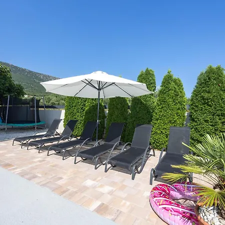 Six-bedroom Kastel Luksic With A Fireplace 02