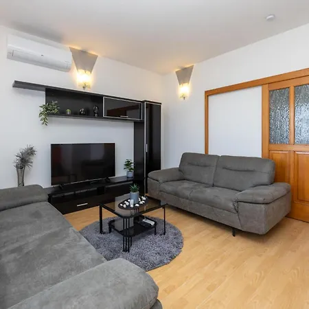 Six-bedroom Kastel Luksic With A Fireplace 02