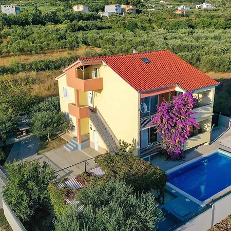 Six-bedroom Kastel Luksic With A Fireplace 02 Kaštela