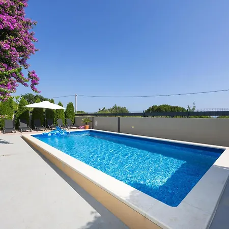 Six-bedroom Kastel Luksic With A Fireplace 02 Сasa de vacaciones