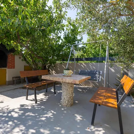 Сasa de vacaciones Six-bedroom Kastel Luksic With A Fireplace 02
