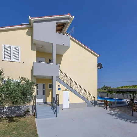 Сasa de vacaciones Six-bedroom Kastel Luksic With A Fireplace 02 *