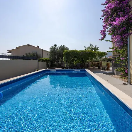 Six-bedroom Kastel Luksic With A Fireplace 02