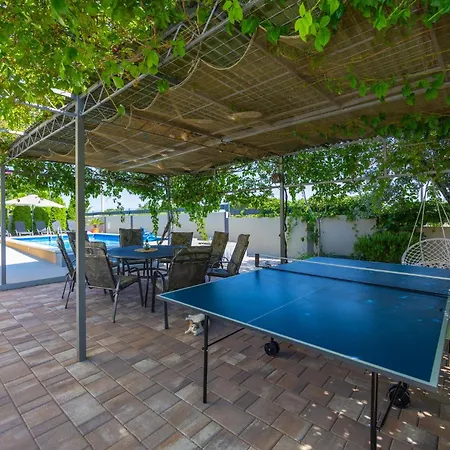 Сasa de vacaciones Six-bedroom Kastel Luksic With A Fireplace 02