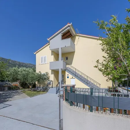 Six-bedroom Kastel Luksic With A Fireplace 02 Сasa de vacaciones *
