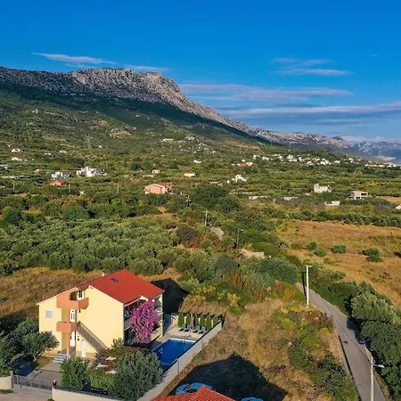 Six-bedroom Kastel Luksic With A Fireplace 02 *