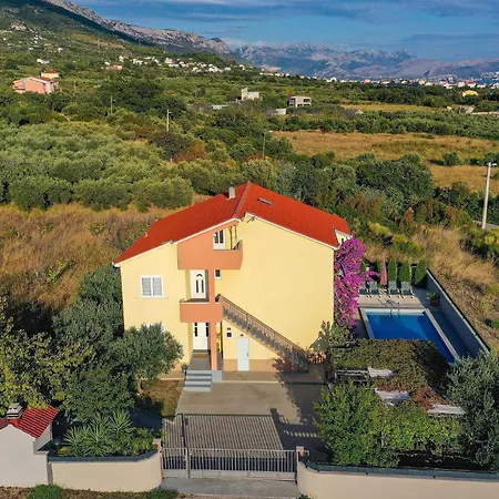 Six-bedroom Kastel Luksic With A Fireplace 02 Kaštela